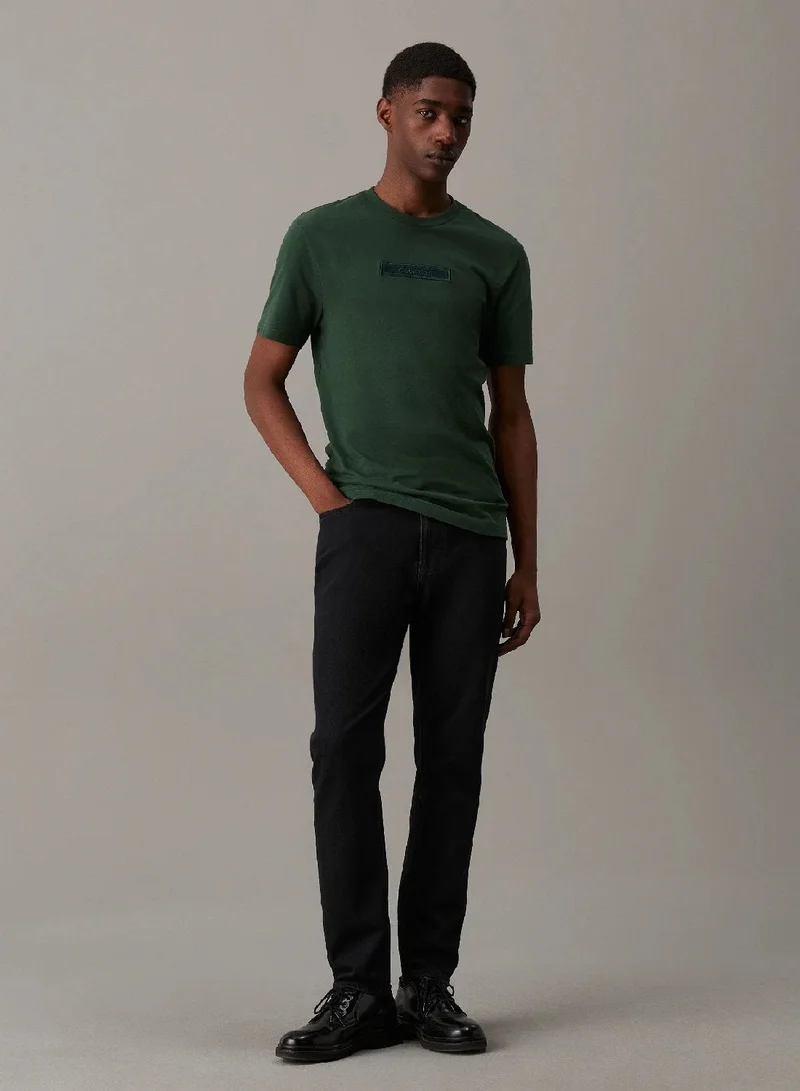 كالفن كلاين تيشرت مزين بشعار كلفن كلاين