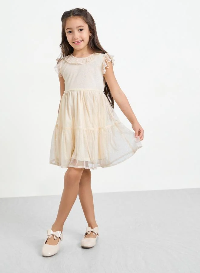 ستايلي فستان قصير بقصة واسعة وتفاصيل كشكشة