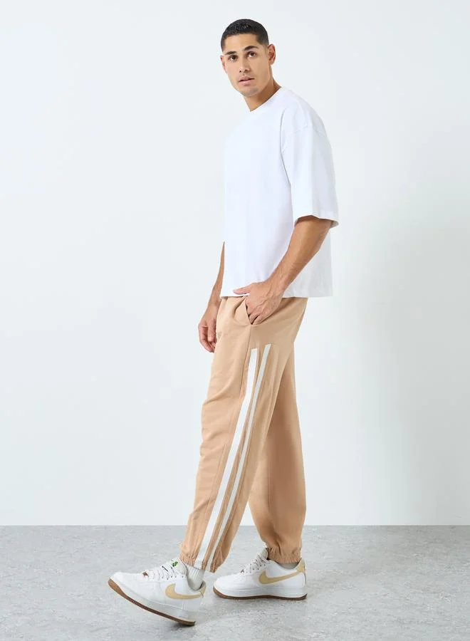 ستايلي بنطال جوغر مخطط بقصة مريحة