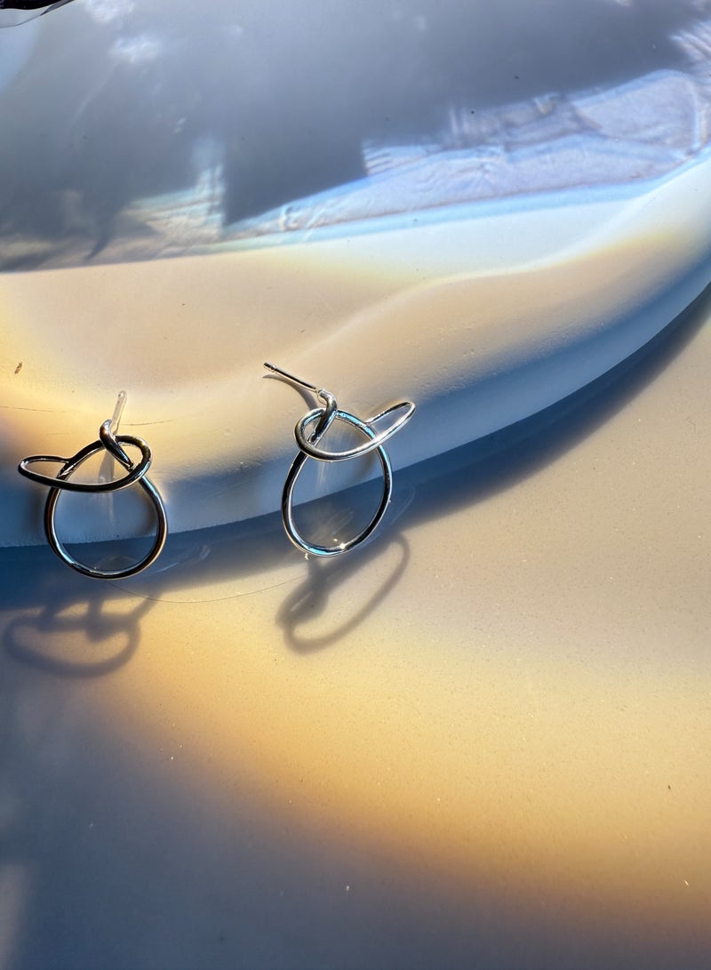 أقراط مستوحاة من عقدة على الطريقة الكورية: تصميم بسيط وأنيق، إبرة من الفضة عيار 925 - Image 1