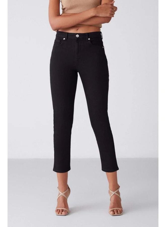 GRIMELANGE Gına Women's Skinny Fit Narrow Leg Normal Waist Organic Cotton Comfort Knit 5-Pocket Black Jeans.