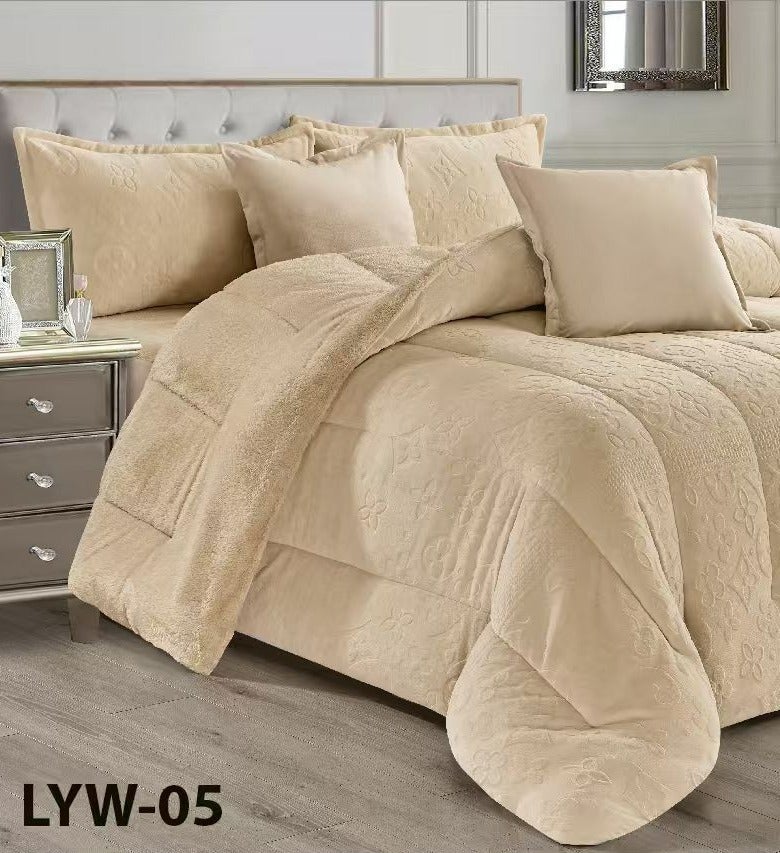 مون مفرش سرير شتوي نفرين بتصميم هندسي ومحفور مصنوع من المخمل والفرو الناعم مكون من 6 قطع ( 1 مفرش +1 شرشف مطاط للمرتبة + 2 كيس مخدة +2 كيس للوسادة المربعة ) مقاس المفرش 230X250 سم - Image 1