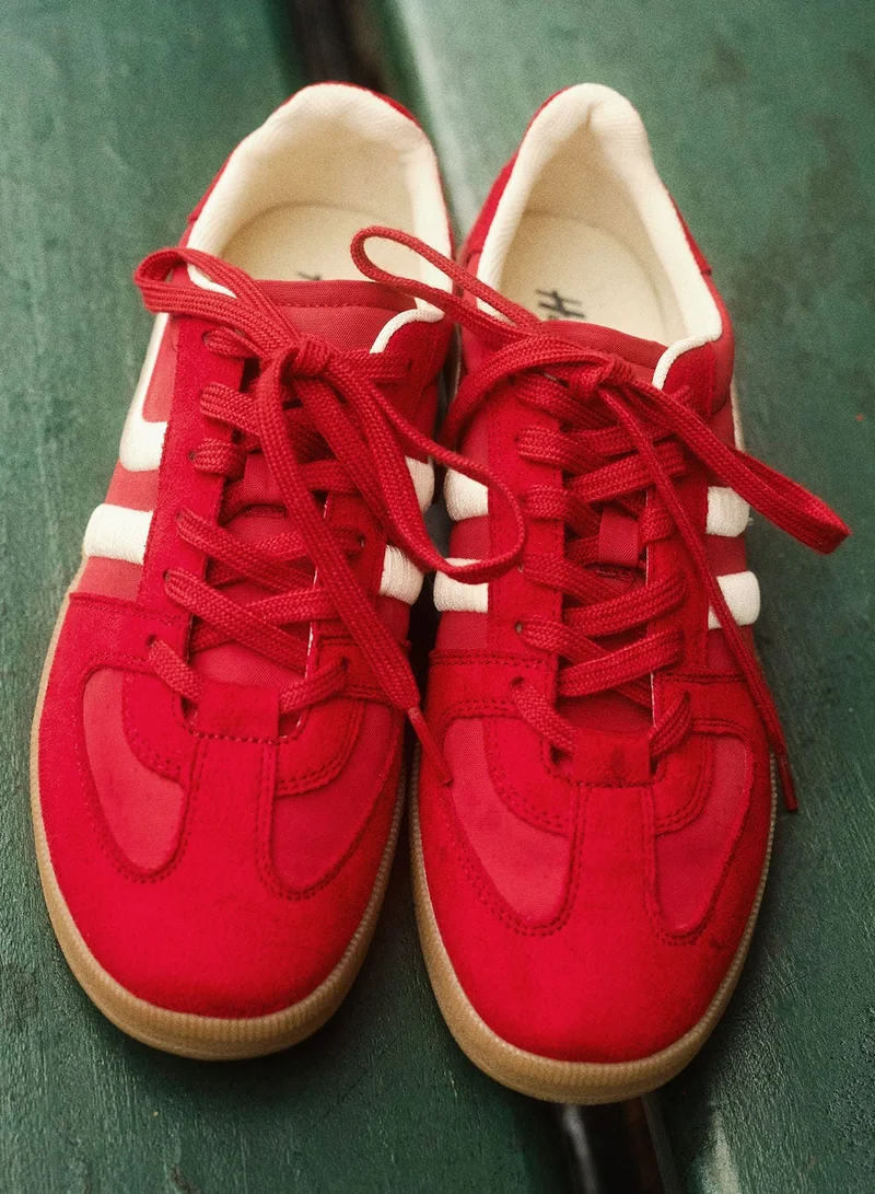 اتش اند ام حذاء رياضي