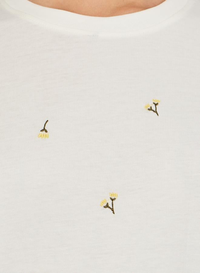 ستايلي تيشيرت مطرز بتفاصيل كبيرة - Image 4