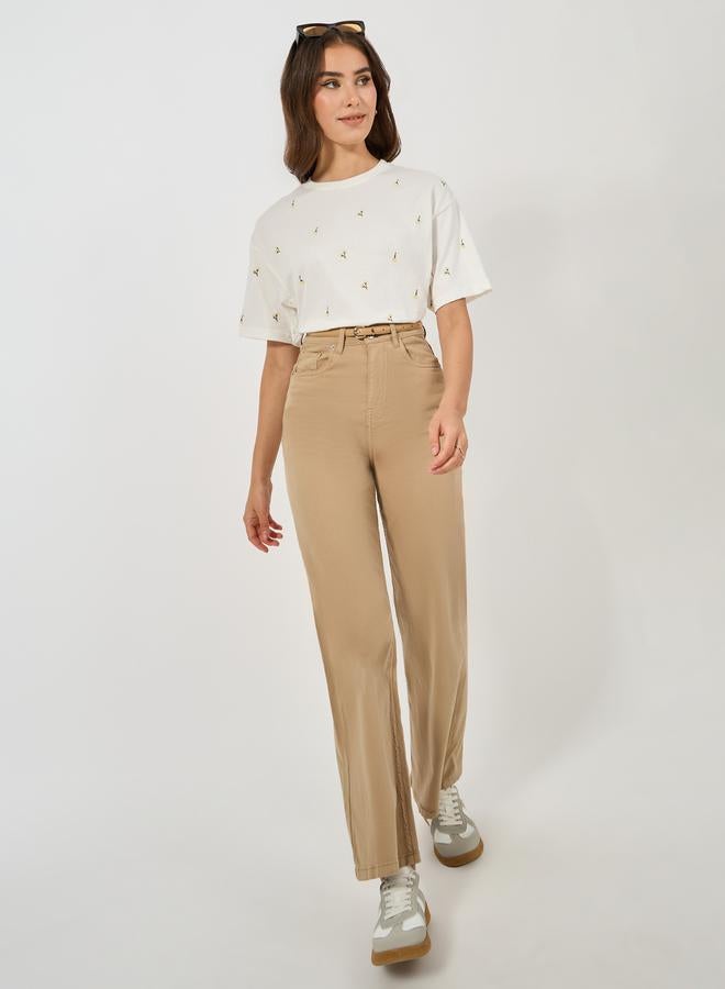 ستايلي تيشيرت مطرز بتفاصيل كبيرة - Image 2