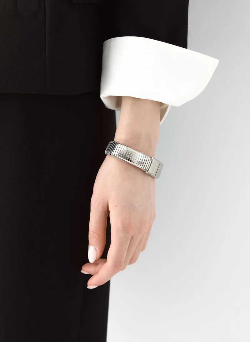 Wide bracelet with a ribbed texture