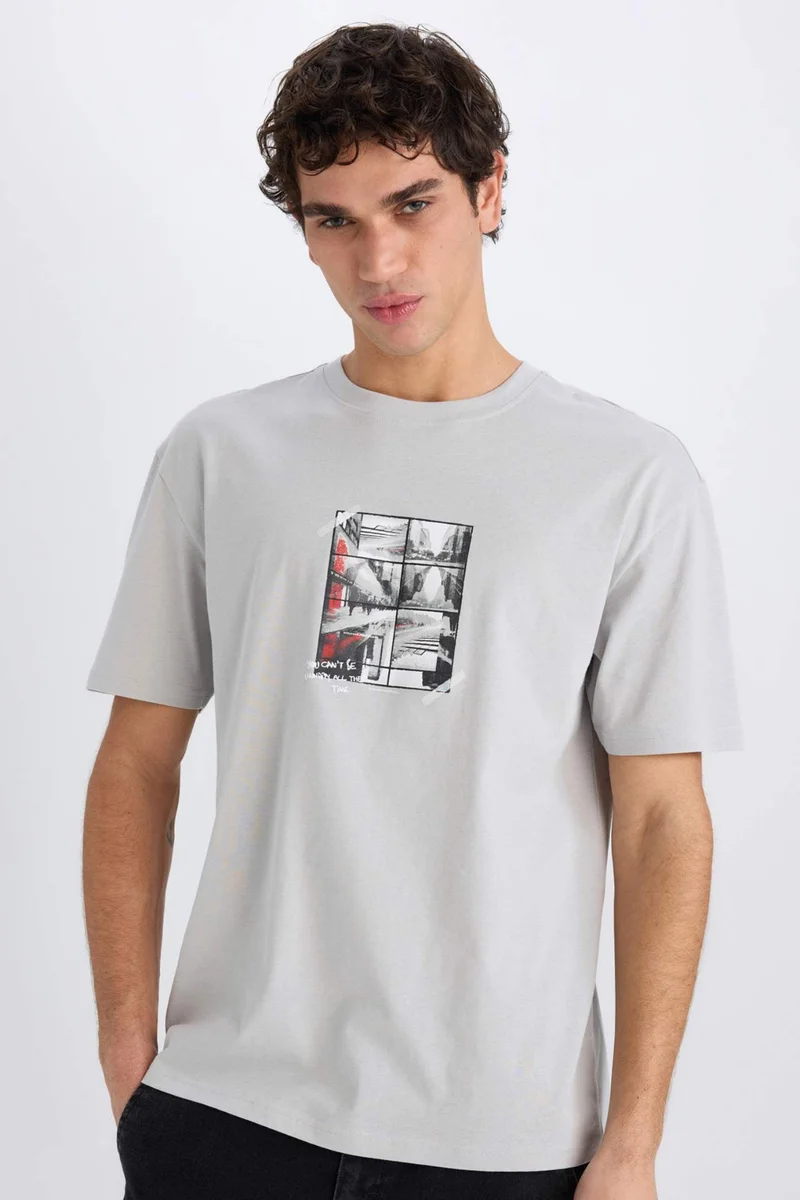 ديفاكتو Boxy Fit Crew Neck Printed Short Sleeve T-Shirt