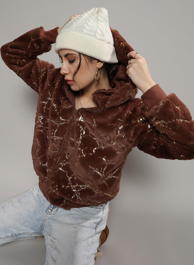 كامبوس سوترا سترة نسائية من الفرو الصناعي معروق باللون البني الداكن المعدني  - Image 1