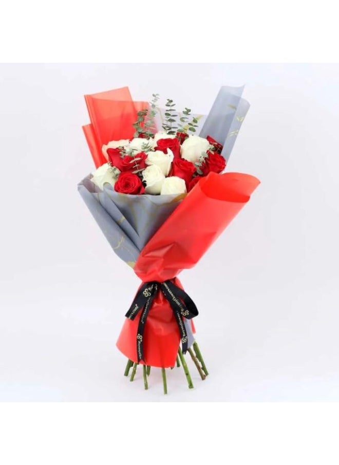 Beauty In Red And White 21 Roses Bouquet - pzsku/ZC388CBB339C59AD0EBFBZ/45/_/1737548585/4c5df912-8230-4f41-b9e7-abe20a8388a7