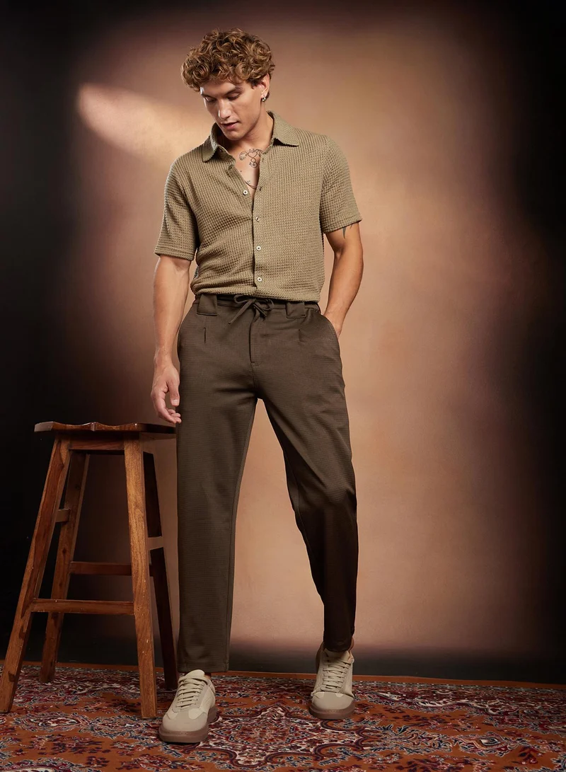 Campus Sutra Campus Sutra Men's Coffee Brown Waffle Chino Trousers For Casual Wear | Mid-Rise | Regular Fit | Drawstring Closure | Trousers Crafted With Comfort Fit For Everyday Wear