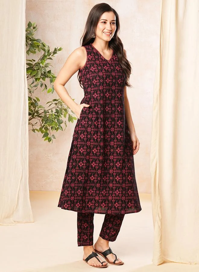 جلو باص طقم كورتا بحافة واسعة بطبعة هندسية وتطريز بالخيوط مع بنطال