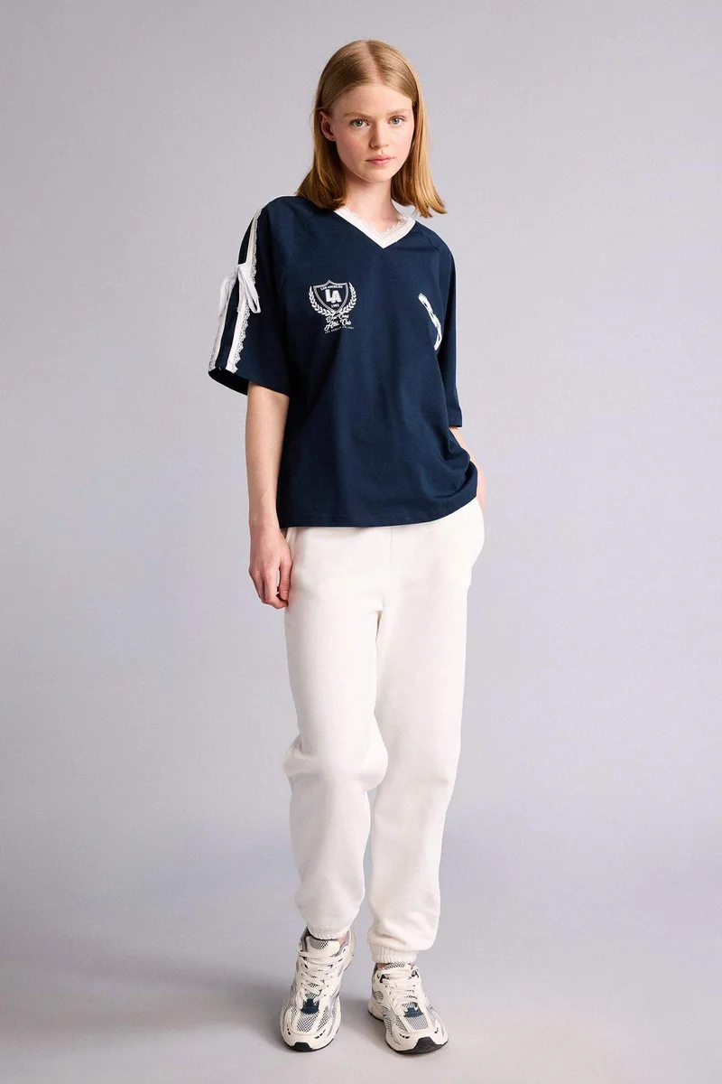 ديفاكتو V-Neck Printed Short Sleeve T-Shirt