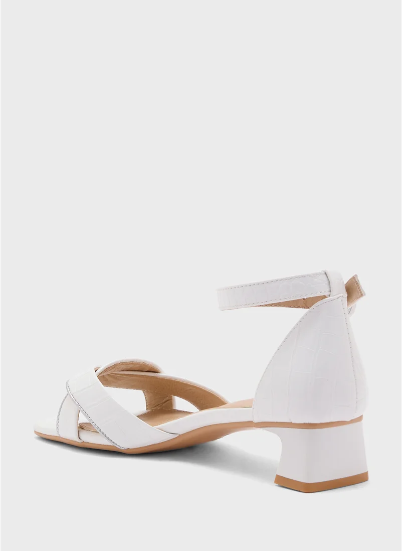 خزانة Textured Twisted Heeled Sandal