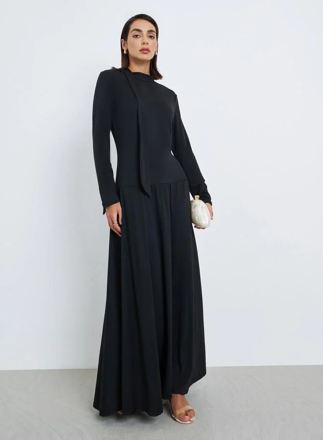 ستايلي فستان ماكسي بتصميم خط  وياقة صلبة وألواح عند الحاشية