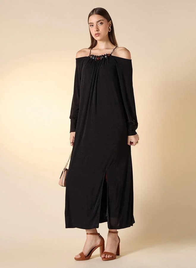 ايكونيك فستان ميدي بارز الملمس بياقة هالتر وأكمام طويلة وتفاصيل فتحة من آيكونيك