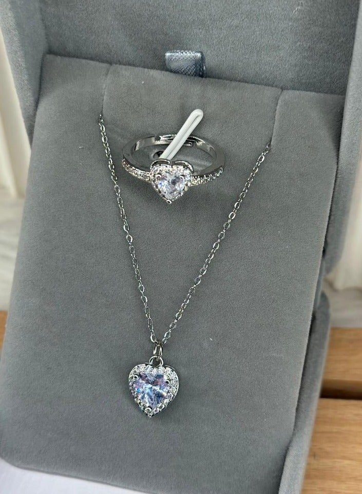طقم مايا اكسسورات مميز وفريد ​​(قلادة + خاتم) طقم قلب فضي من الفولاذ المقاوم للصدأ مطلي بالفضة (S11) - Image 1