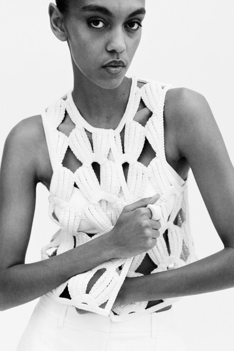 اتش اند ام صدرية محبوكة بمظهر كروشيه