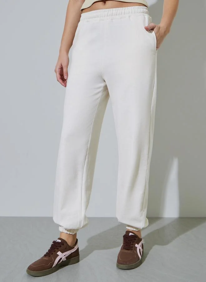 ستايلي Cream Solid Mid-Rise Cuffed Joggers