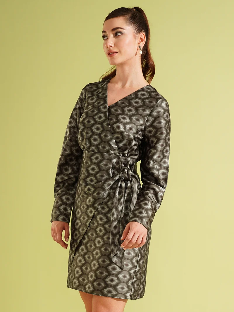 جلو باص فستان لف نسائي بطبعات وأكمام مكشكشة بربطة عنق