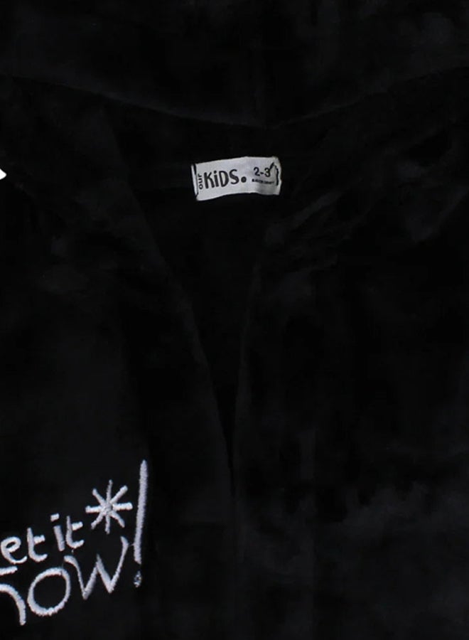 اوركيدز روب مخملي للأطفال – أسود بتصميم "دعها تثلج" - Image 3