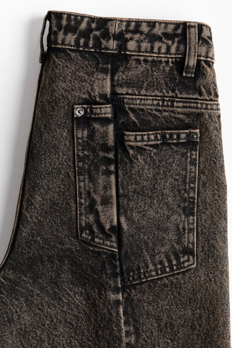 اتش اند ام جينز بحواف أرجل مفتوحة