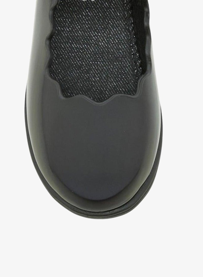 JUNIORS Girls Scallop Detail School Shoes with Hook and Loop Closure - Image 4