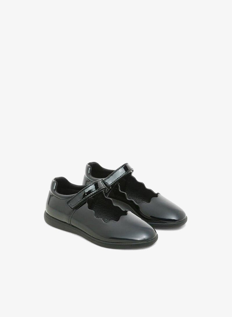 JUNIORS Girls Scallop Detail School Shoes with Hook and Loop Closure - Image 1