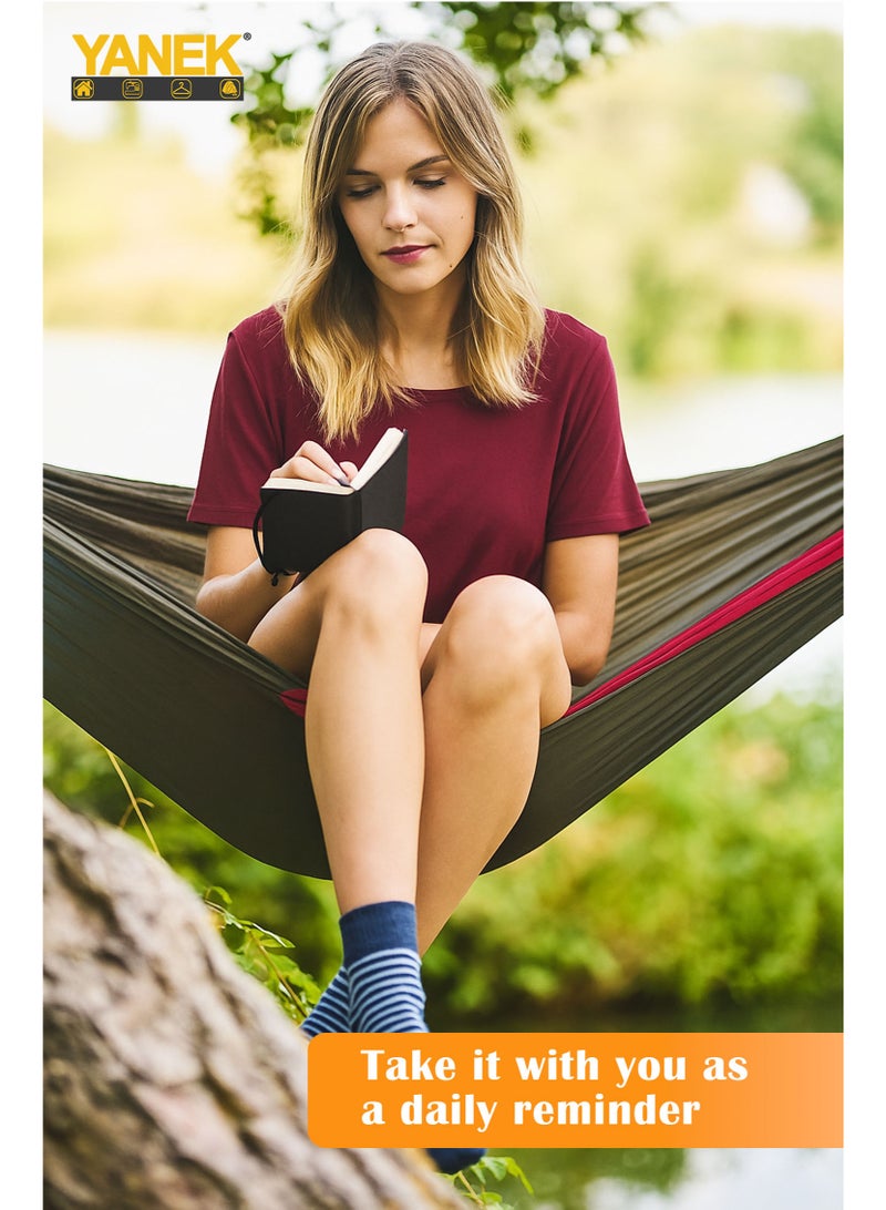 يانيك دفتر ملاحظات YANEK® الكلاسيكي بحجم A6 – 160 صفحة، غلاف صلب مع شريط مرن، حامل قلم وشريط علامة مرجعية | دفتر جيب مدمج للمكتب والمدرسة والسفر - Image 5