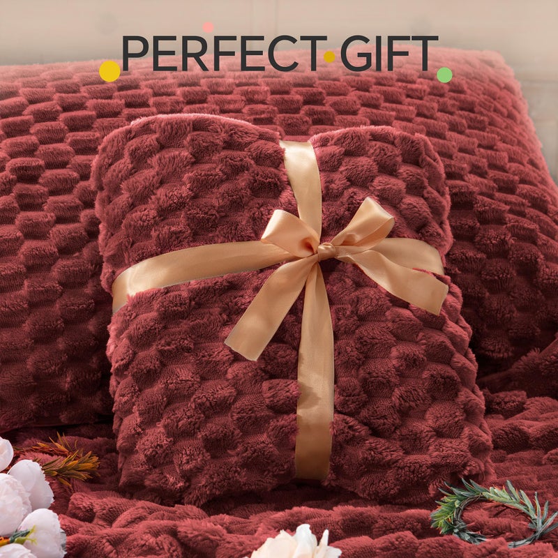 BEDELITE Fluffy Queen Comforter Set - Burgundy Fleece Soft Comforter for Queen Size Bed, Luxury Warm Bedding Set for Winter, Fuzzy Bed Set 3 Pieces (1 Comforter, 2 Pillowcases) - Image 5