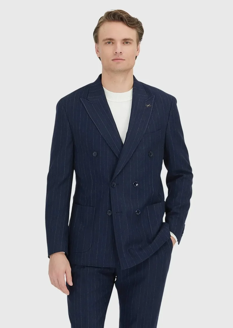 رامسي قميص مخطط باللون الأزرق الداكن، بقصة ضيقة عند الكتفين، وجاكيت من مزيج الصوف.