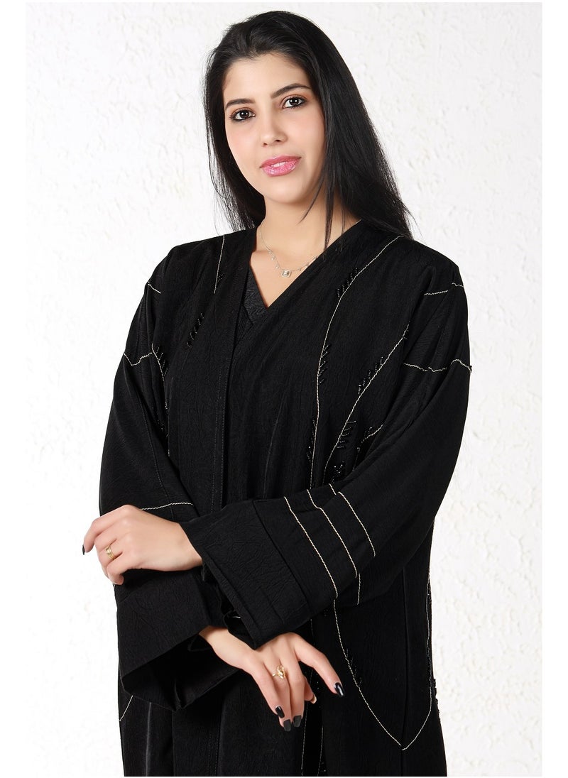 ألوان الجمال عباية باللون الأسود مميزة بخيوط مطرزة  - Image 4