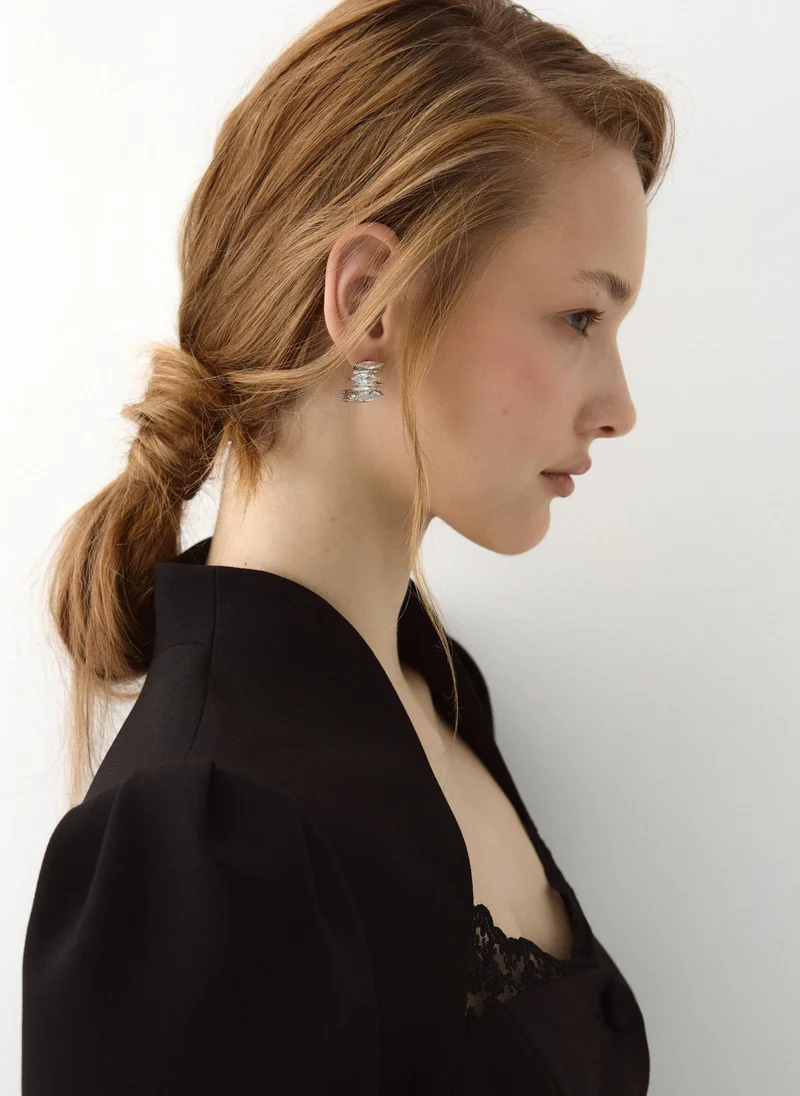Half-hoop earrings with teardrop-shaped stones