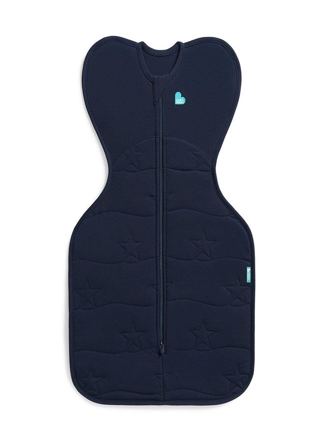 لاف تو دريم لفافة Love To Dream Swaddle UP، دافئة للغاية 3.5 TOG، قطن مبطن بنقشة نجوم زرقاء داكنة، من 5 إلى 8.5 رطل، مقاس مريح، نوم أفضل بشكل ملحوظ، تسمح للطفل بالنوم في وضعية رفع الذراعين المفضلة لديه لتهدئة نفسه. - Image 1