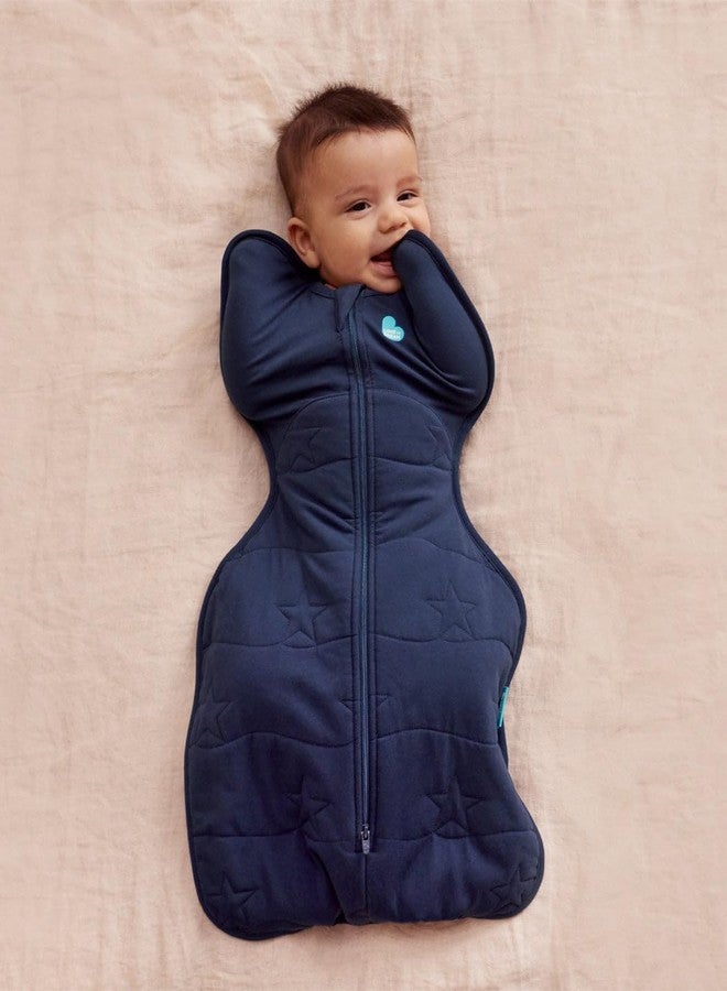 لاف تو دريم لفافة Love To Dream Swaddle UP، دافئة للغاية 3.5 TOG، قطن مبطن بنقشة نجوم زرقاء داكنة، من 5 إلى 8.5 رطل، مقاس مريح، نوم أفضل بشكل ملحوظ، تسمح للطفل بالنوم في وضعية رفع الذراعين المفضلة لديه لتهدئة نفسه. - Image 2