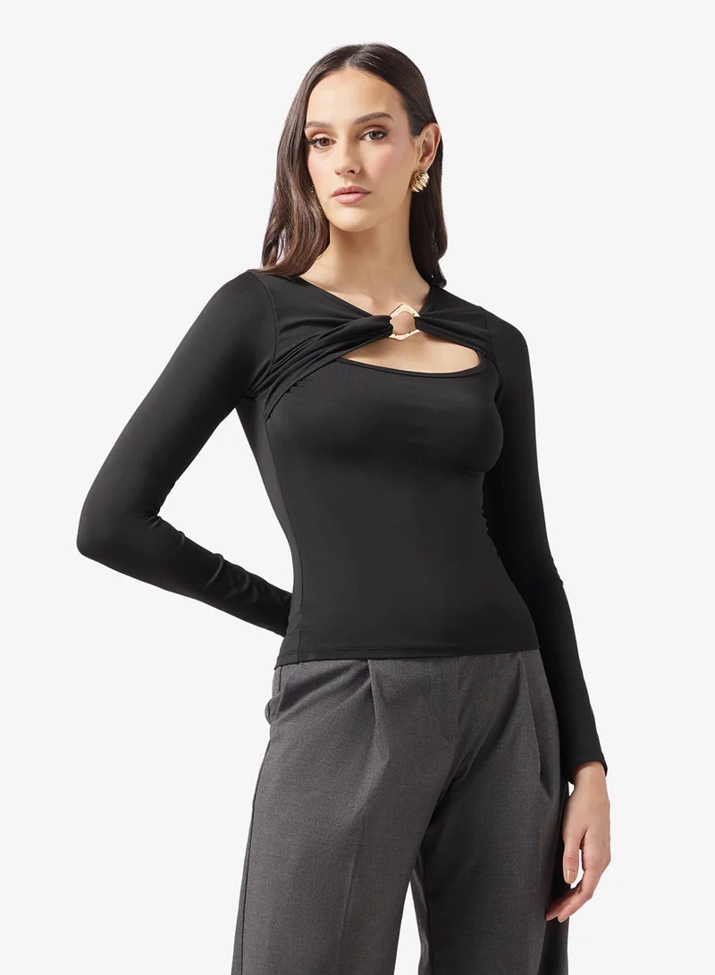 ايلا بلوزة ضيقة بفتحة عند الرقبة