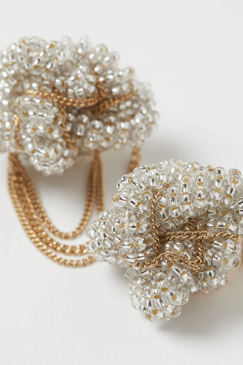 اتش اند ام أقراط أذنين مزينة بخرز زجاجي