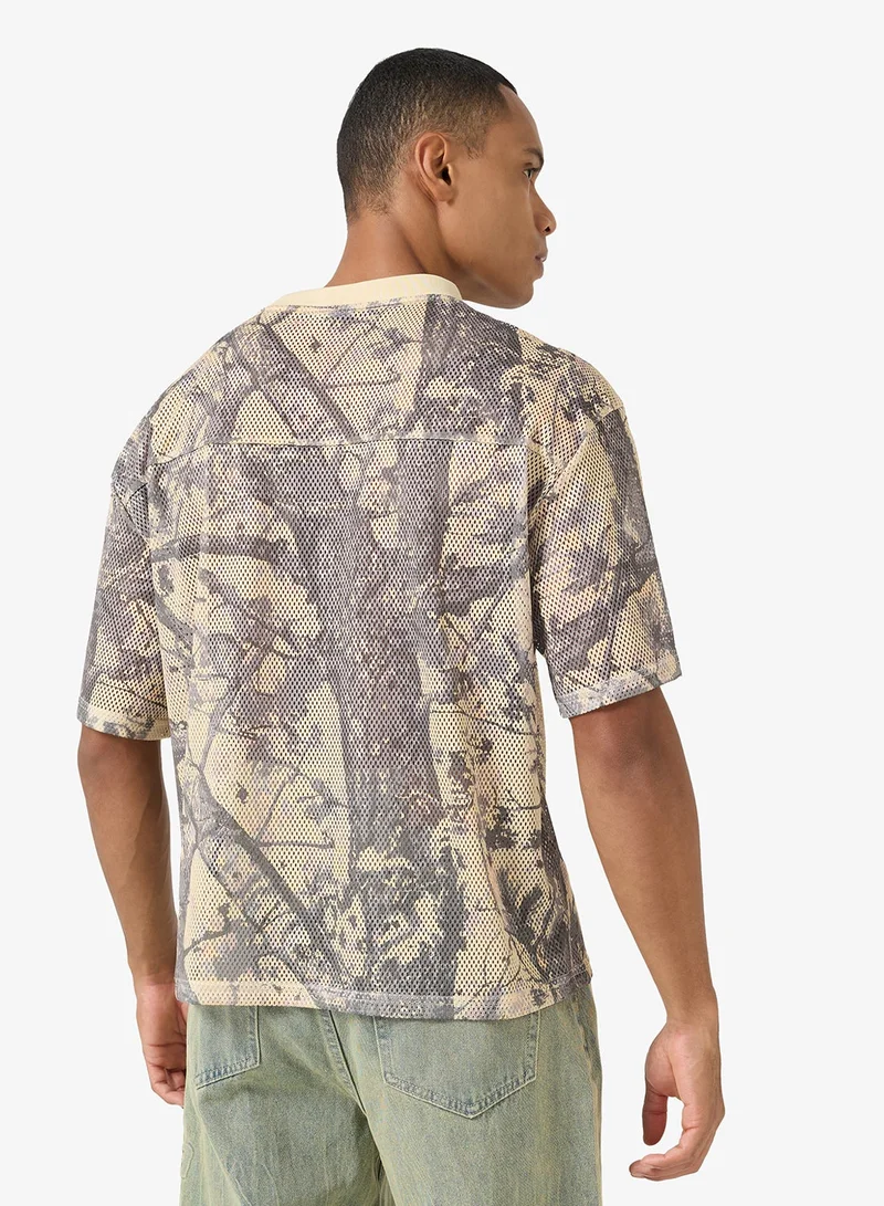 كارل كاني قميص جيرسي بوكسي شبكي بتصميم مموه تراثي خشبي