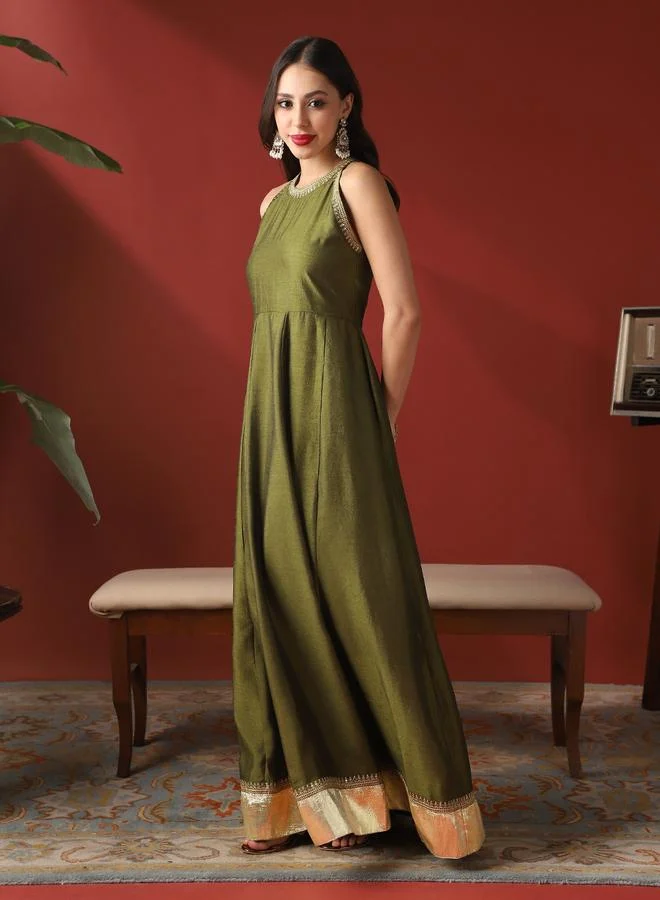 جلو باص فستان طويل بياقة هولتر وحافة بتفاصيل دانتيل