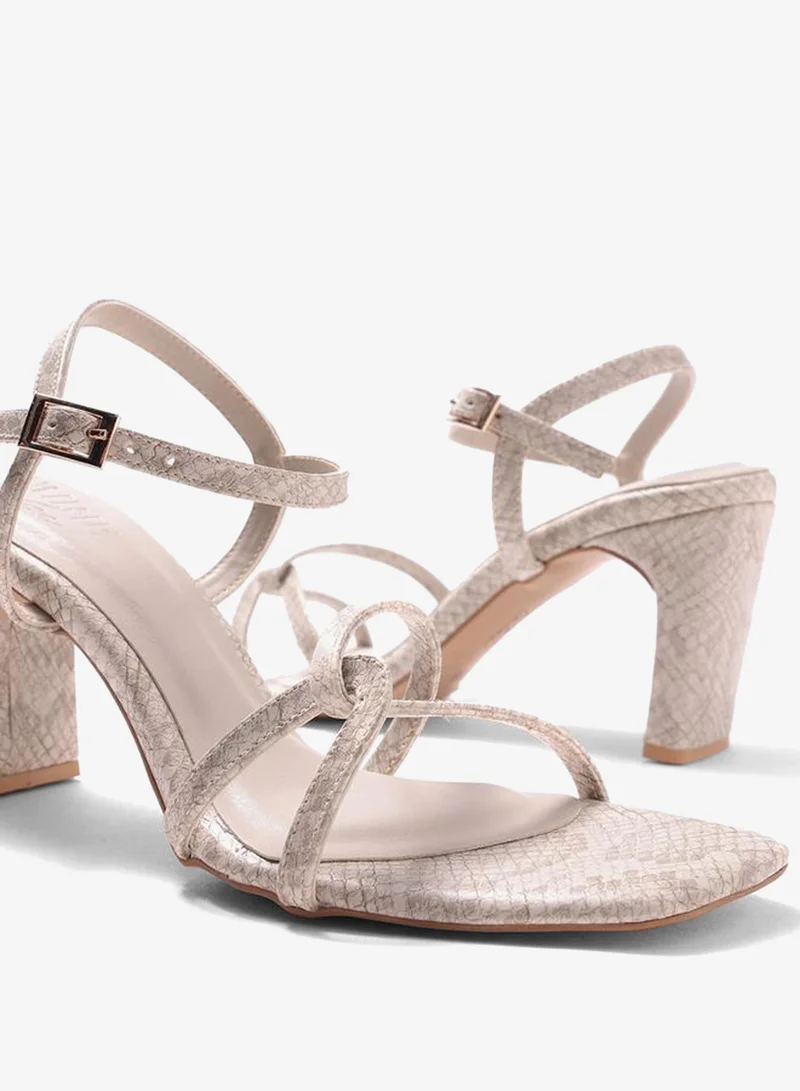 حكايات الأزواج صندل مخملي بسيور وكعب عريض