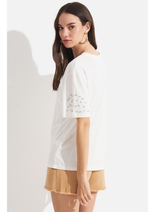 جون تيشيرت نسائي واسع بياقة مستديرة وتفاصيل حجرية من يونيو - Image 4