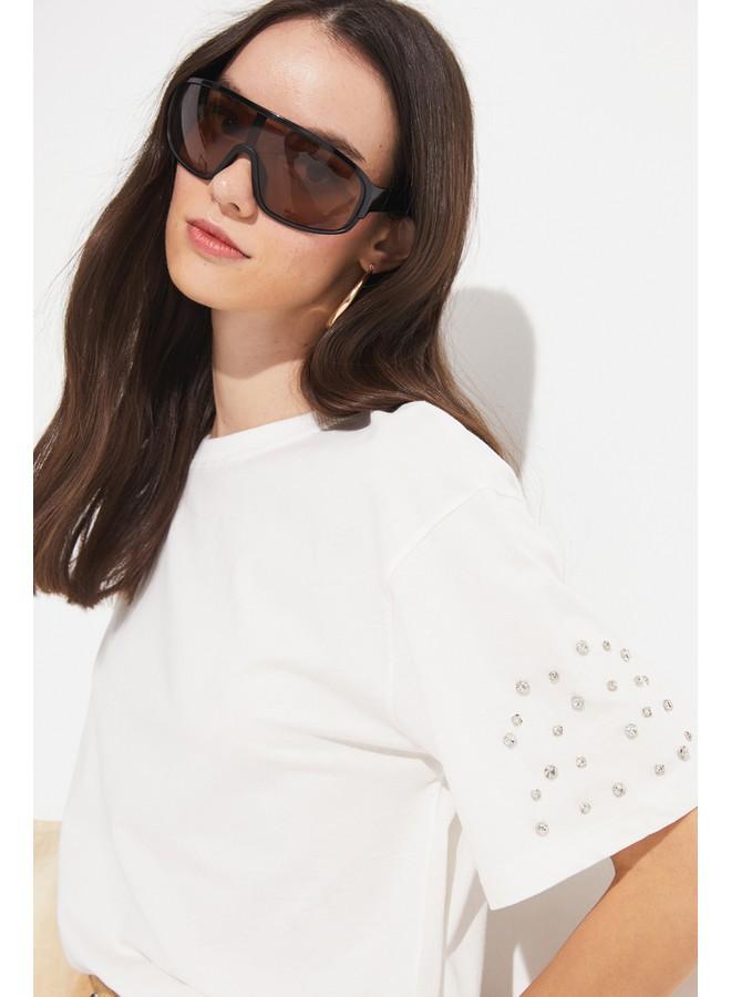 جون تيشيرت نسائي واسع بياقة مستديرة وتفاصيل حجرية من يونيو - Image 2