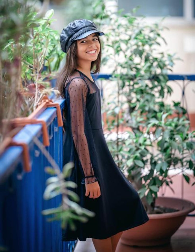 Arshiner فستان قصير أسود بأكمام طويلة من الشبك المتباين للبنات بخصر عالٍ مع جيوب 9-10 سنوات - Image 5