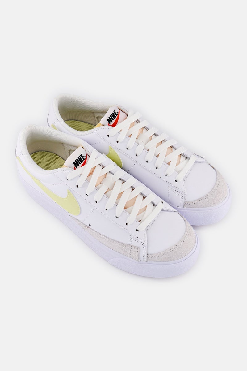 Nike حذاء خارجي للنساء بلوزر برباط منخفض المنصة، أبيض - Image 2