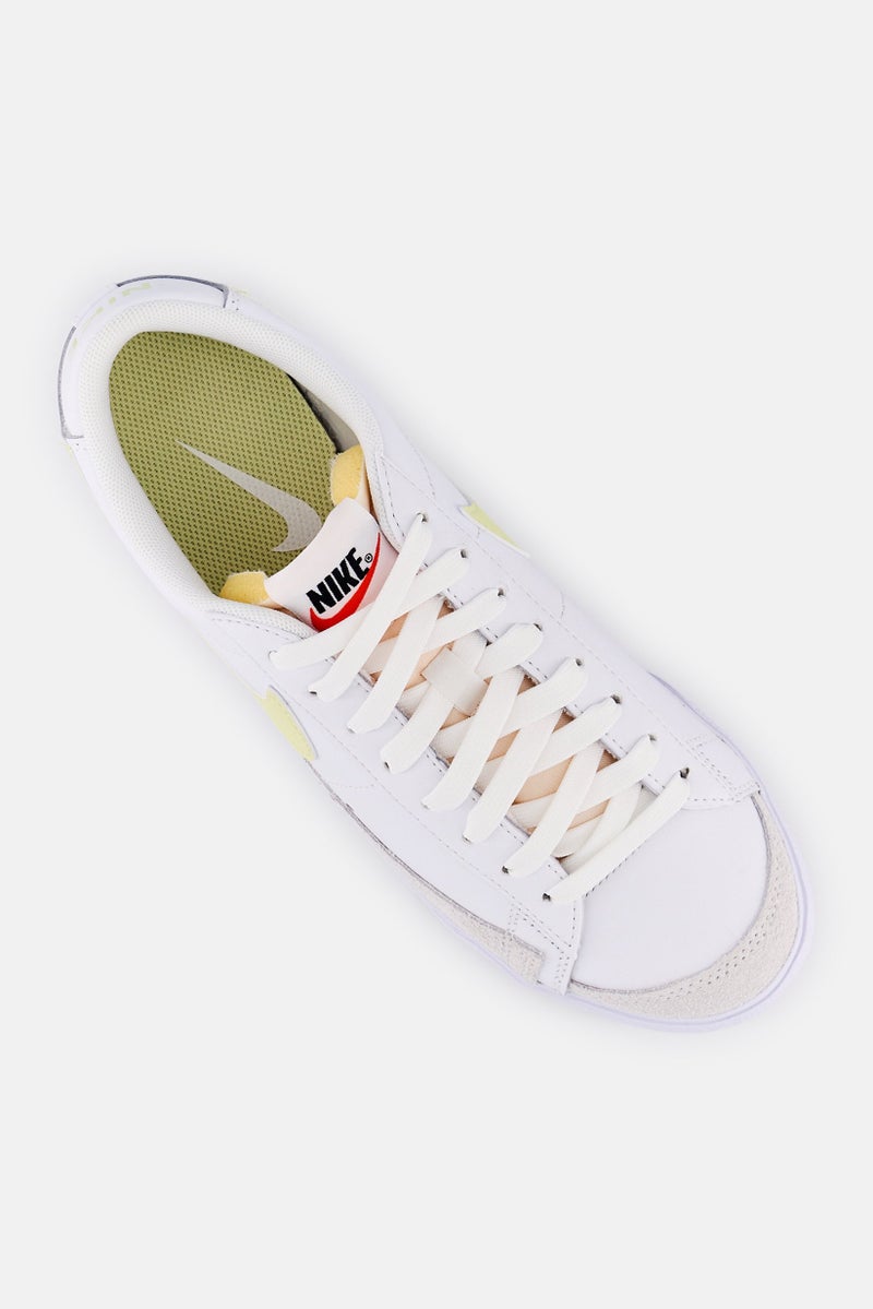 Nike حذاء خارجي للنساء بلوزر برباط منخفض المنصة، أبيض - Image 4