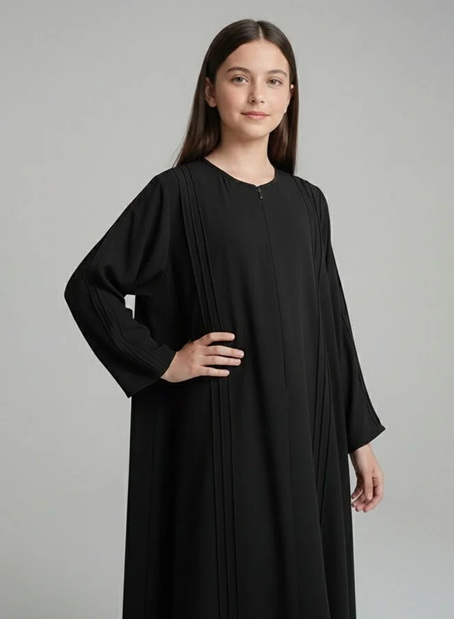 HAWRAA ABAYA Girls’ abaya with a semi-flared cut, featuring a zipper closure