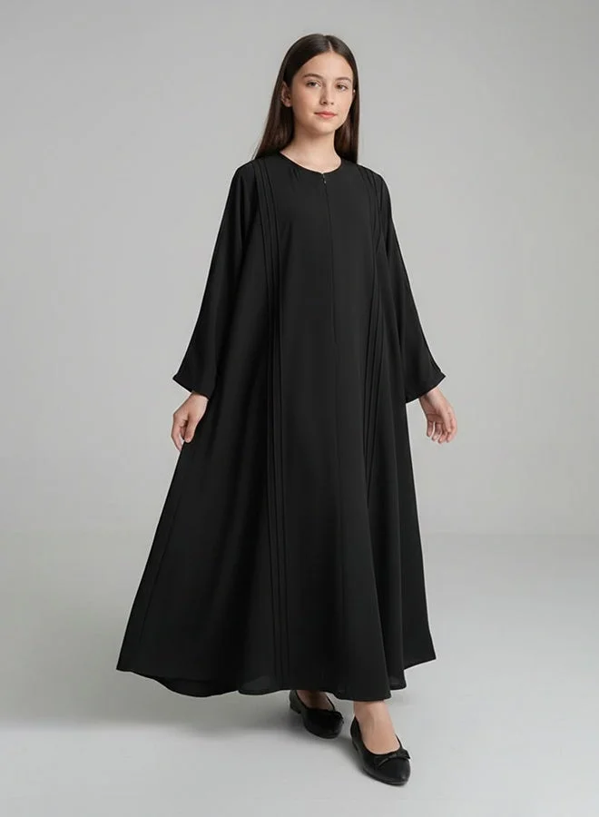 HAWRAA ABAYA Girls’ abaya with a semi-flared cut, featuring a zipper closure
