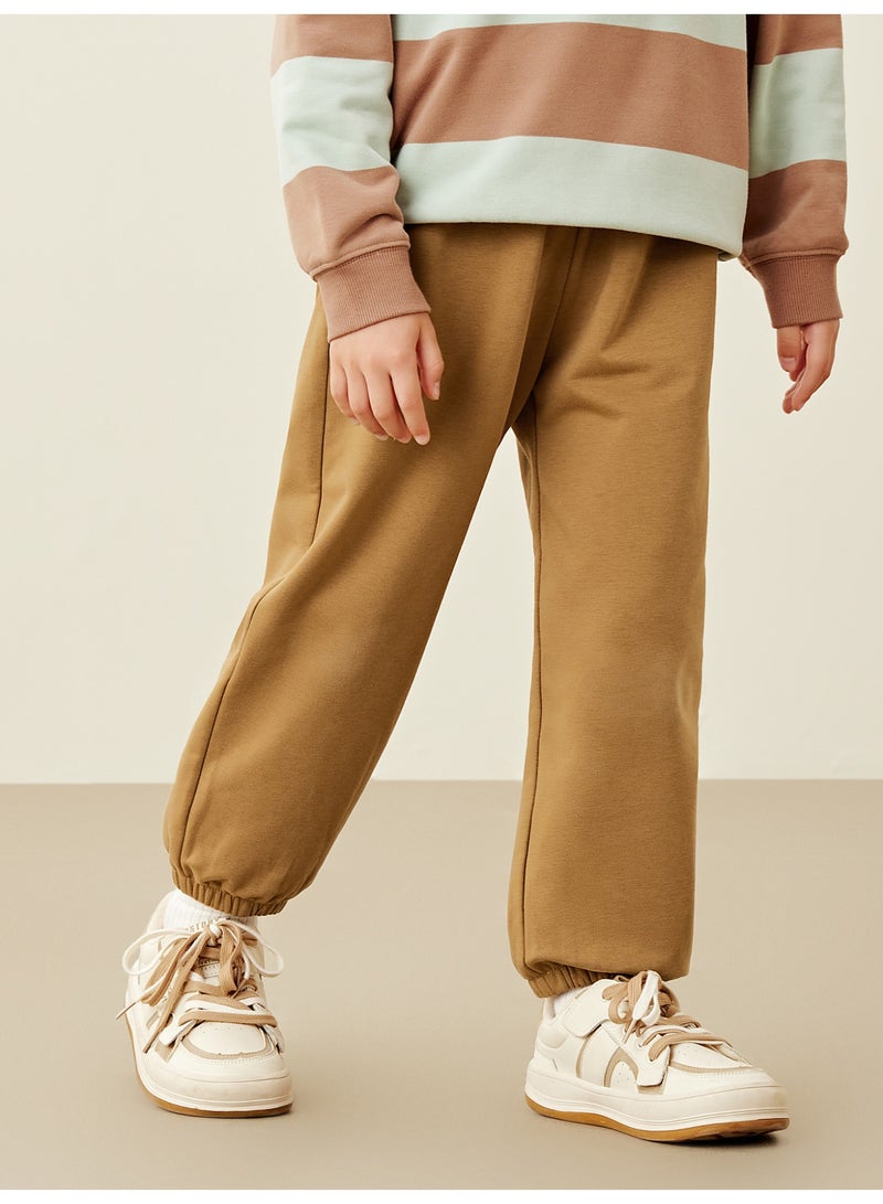 ميني بالا بنطال رياضي ناعم ممتاز للأطفال للجنسين بخصر مطاطي مع تطريز على شكل قلب، مريح، عصري، خفيف الوزن، ملائم بشكل مريح، مثالي للعب وبنطال الأطفال اليومي غير الرسمي - Image 1