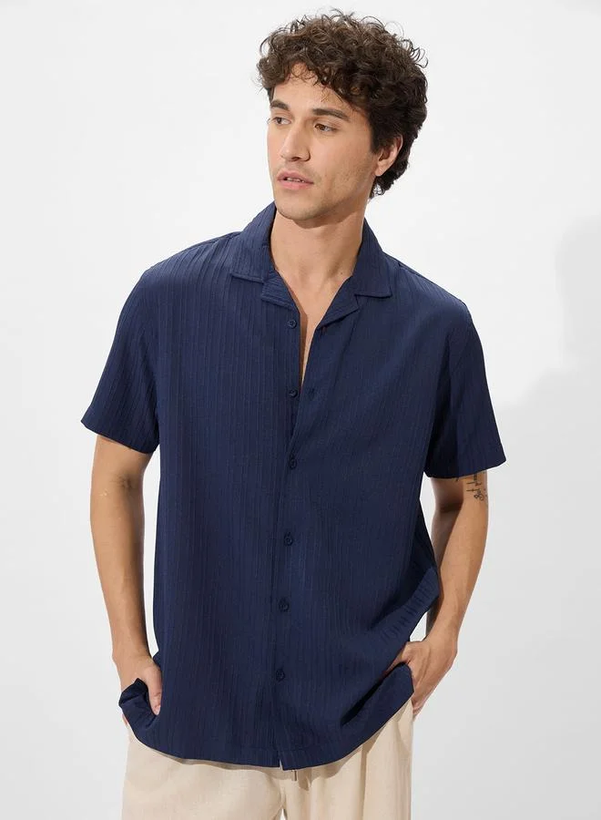 ذا سوليد ستور قميص بياقة ريزورت وتفاصيل بارزة الملمس