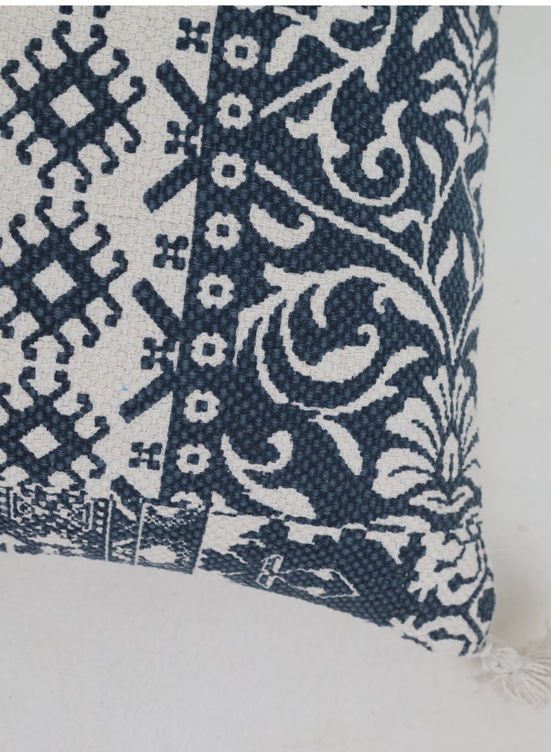 Ramsha وسادة مزخرفة بتصميم أزرق وأبيض مع خيوط للتزيين مع حشوة لغرفة النوم – CS 323 - Image 3