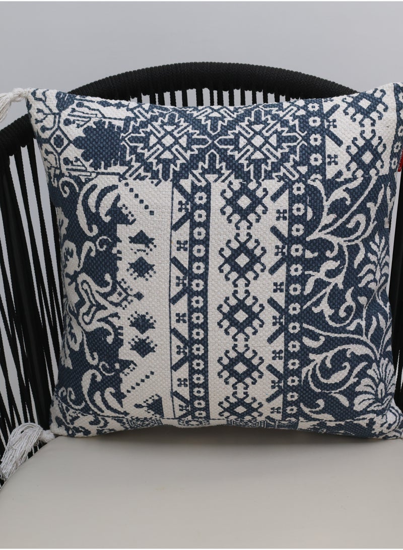 Ramsha وسادة مزخرفة بتصميم أزرق وأبيض مع خيوط للتزيين مع حشوة لغرفة النوم – CS 323 - Image 1